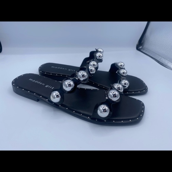 Madden Girl Black Slip On Woman’s Sandals With Giant Silver Studs NWOT Size 7.5 - Picture 7 of 13